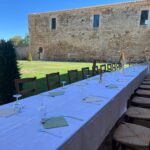 Table de réception dressée en extérieur à l'Abbaye de Trizay